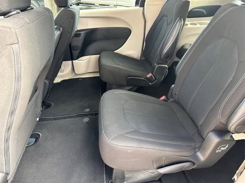 Used 2023 Chrysler Voyager LX image 17