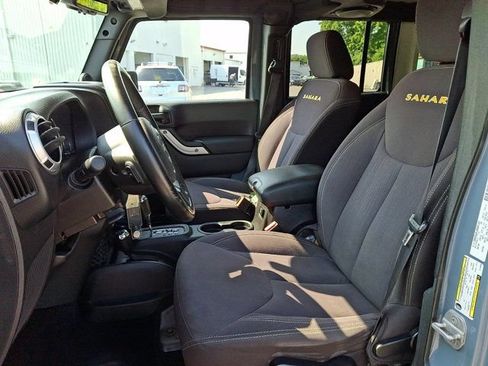 Used 2014 Jeep Wrangler Unlimited Sahara w/ Dual Top Group AWD/4WD image 18