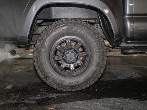 Used 2019 Toyota Tacoma SR image 9