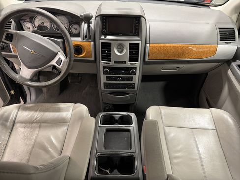 Used 2009 Chrysler Town & Country Limited w/ Entertainment Group #3 image 4