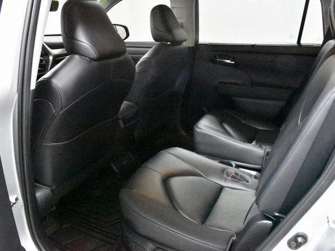 Used 2023 Toyota Highlander XLE image 16