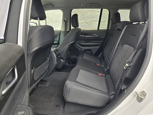 Used 2023 Jeep Grand Cherokee Laredo w/ Luxury Tech Group I AWD/4WD image 34