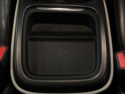 Used 2018 Chrysler Pacifica Touring-L FWD image 40