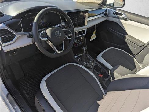New 2025 Volkswagen Taos SE image 3