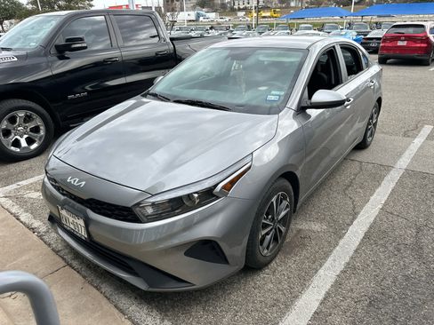 Used 2022 Kia Forte LXS image 2