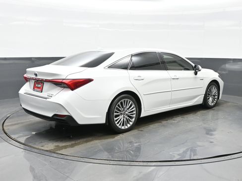 Used 2021 Toyota Avalon Limited image 6