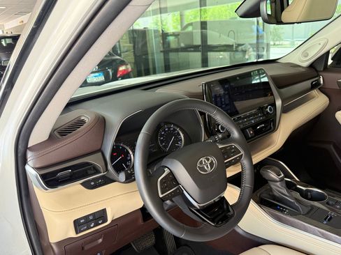 Used 2020 Toyota Highlander Limited FWD image 4