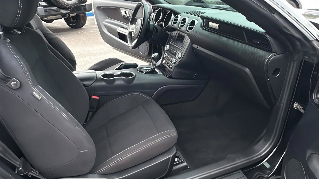 Used 2018 Ford Mustang Coupe RWD image 32