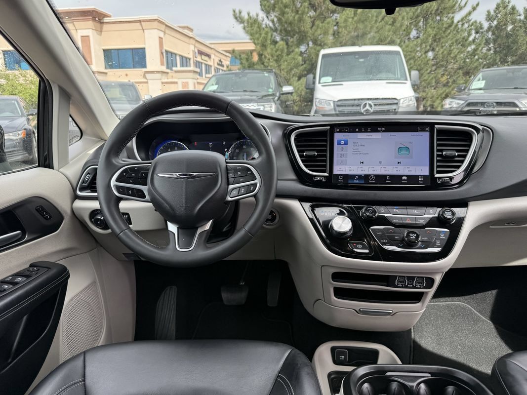 Used 2024 Chrysler Pacifica Touring-L FWD image 23