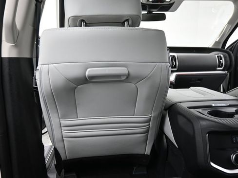 Used 2025 Ford Expedition Platinum w/ Platinum Ultimate Package AWD/4WD image 28