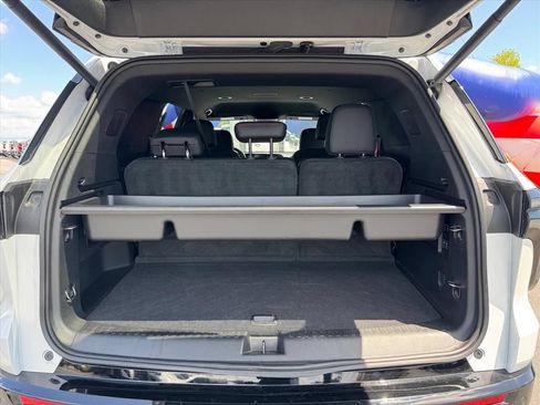 Used 2025 Chevrolet Traverse RS FWD image 10