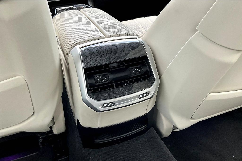 Used 2023 BMW 760i xDrive w/ Executive Package AWD/4WD image 10