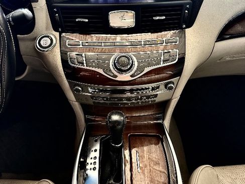 Used 2011 INFINITI M37 w/ Deluxe Touring Pkg RWD image 8