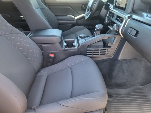 Certified 2025 Toyota Tacoma SR5 AWD/4WD image 10
