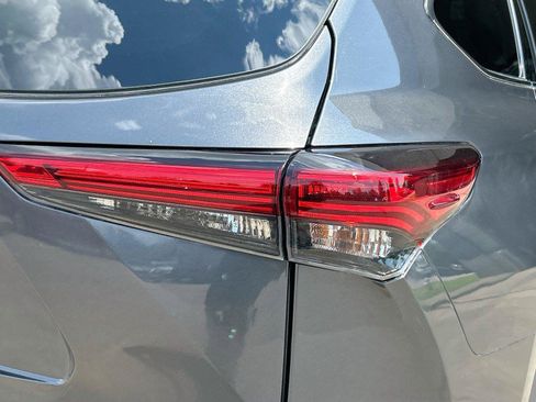 Used 2022 Toyota Highlander XLE FWD image 12