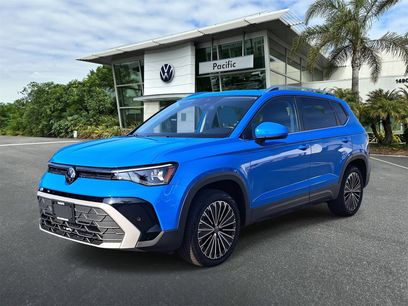 Used 2025 Volkswagen Taos SE w/ Panoramic Sunroof Package