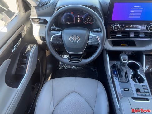 Used 2024 Toyota Highlander Platinum image 16