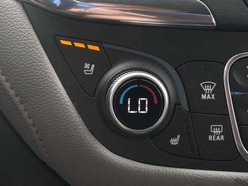 Used 2018 Chevrolet Equinox Premier FWD image 15