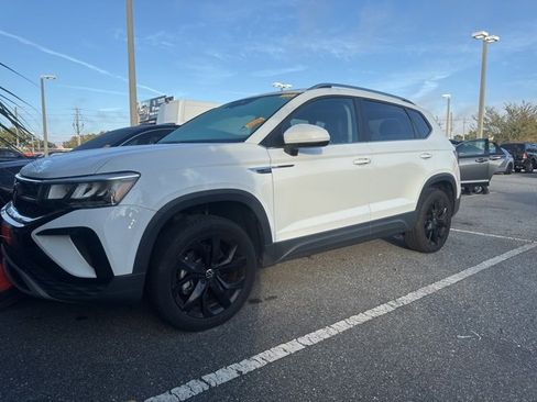 Used 2023 Volkswagen Taos SE image 2