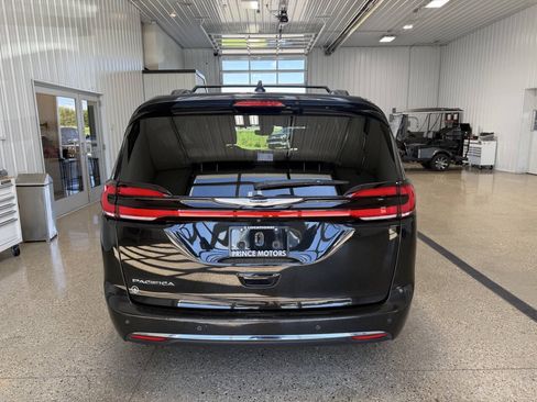 Used 2022 Chrysler Pacifica Touring FWD image 4