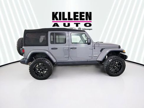 Used 2018 Jeep Wrangler Unlimited Sahara AWD/4WD image 8