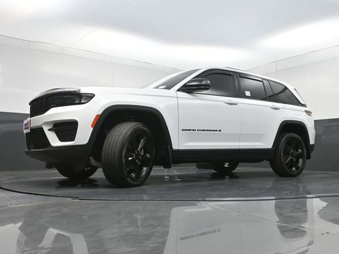 Used 2022 Jeep Grand Cherokee Altitude AWD/4WD image 29