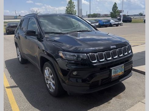 Used 2023 Jeep Compass Latitude AWD/4WD image 1