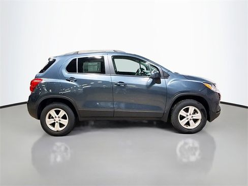 Used 2022 Chevrolet Trax LT w/ LT Convenience Package image 6
