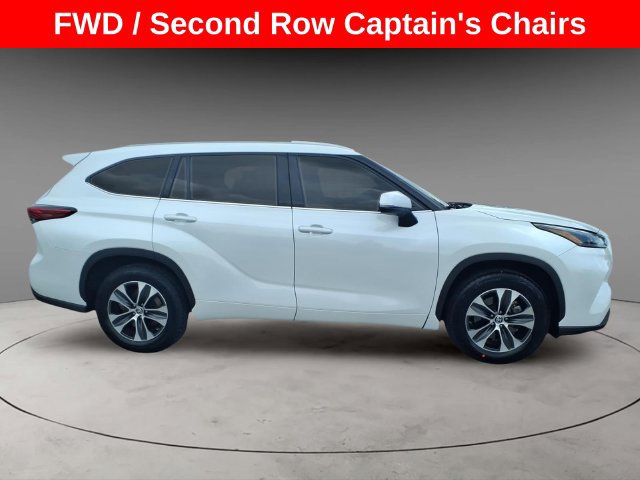 Used 2022 Toyota Highlander XLE FWD image 2