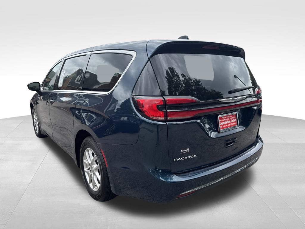 Used 2023 Chrysler Pacifica Touring-L FWD image 10