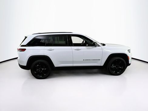 Used 2023 Jeep Grand Cherokee Altitude AWD/4WD image 4