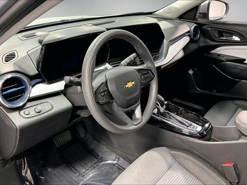 Used 2025 Chevrolet Trax LT FWD image 16