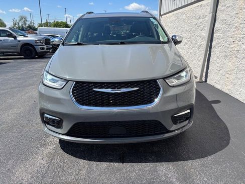 Used 2023 Chrysler Pacifica Limited FWD image 11