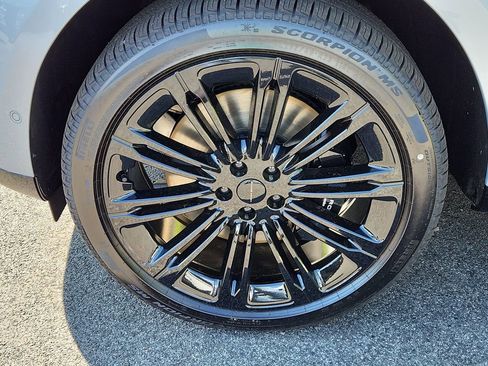 New 2026 Land Rover Range Rover Long Wheelbase SE AWD/4WD image 9