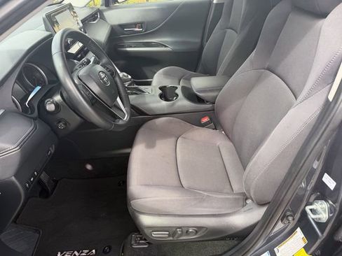 Used 2022 Toyota Venza LE AWD/4WD image 18