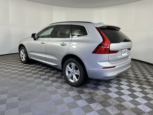 Used 2022 Volvo XC60 B5 Momentum image 3
