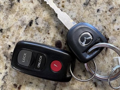 Used 2004 MAZDA MAZDA3 s FWD image 15