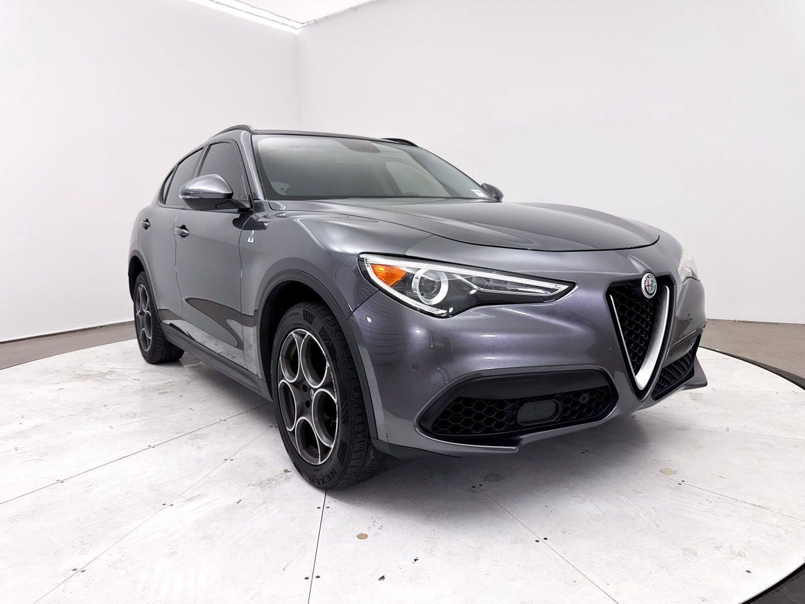 Used 2018 Alfa Romeo Stelvio Sport w/ Quick Order Package 22J Sport AWD/4WD image 11