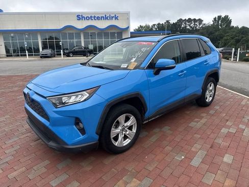 Used 2019 Toyota RAV4 XLE FWD image 4