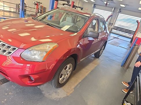 Used 2014 Nissan Rogue S w/ Convenience Package AWD/4WD image 2