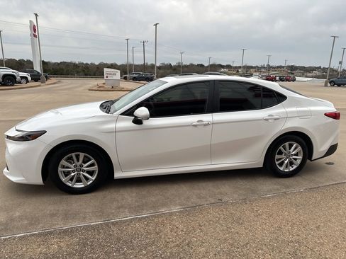 Used 2025 Toyota Camry LE w/ Convenience Package FWD image 4