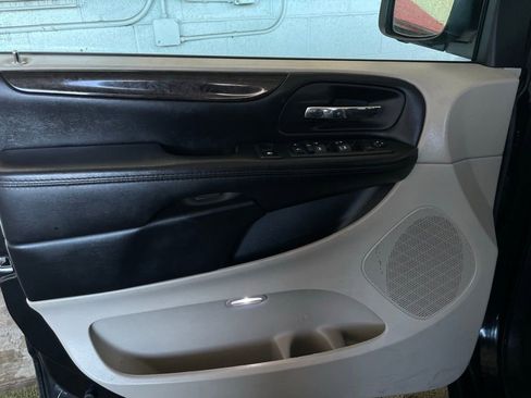 Used 2018 Dodge Grand Caravan SE w/ UConnect Hands-Free Group image 31