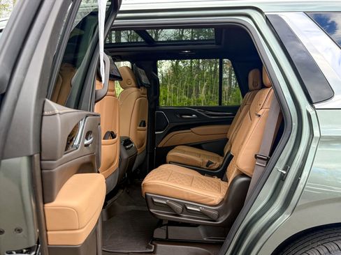 Used 2024 Cadillac Escalade Premium Luxury w/ Performance Package AWD/4WD image 19