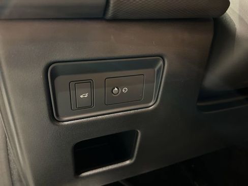 Used 2024 Land Rover Discovery Dynamic SE image 19