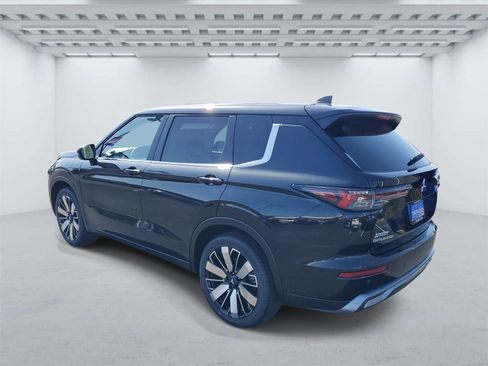 New 2025 Mitsubishi Outlander SE image 3