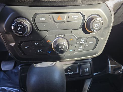 Used 2018 Jeep Renegade Latitude image 28