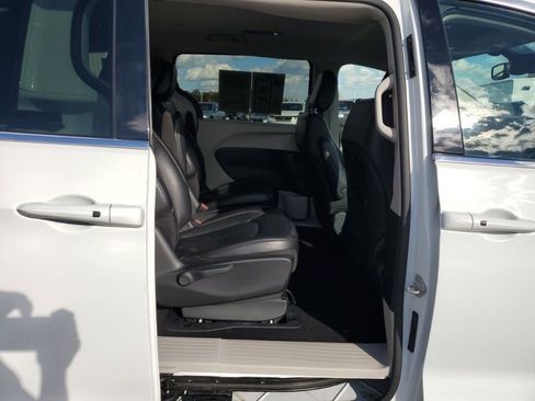 Used 2022 Chrysler Pacifica Touring-L image 35