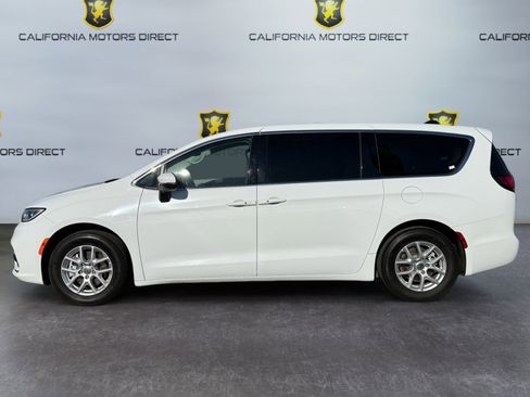 Used 2023 Chrysler Pacifica Touring-L image 2
