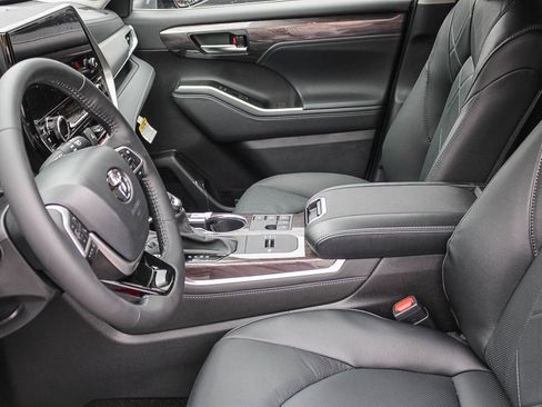 New 2026 Toyota Highlander Platinum AWD/4WD image 20