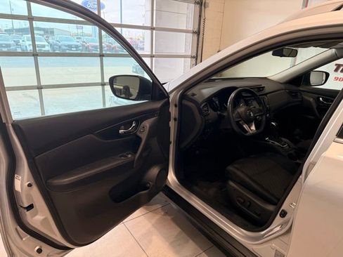 Used 2018 Nissan Rogue SV AWD/4WD image 11